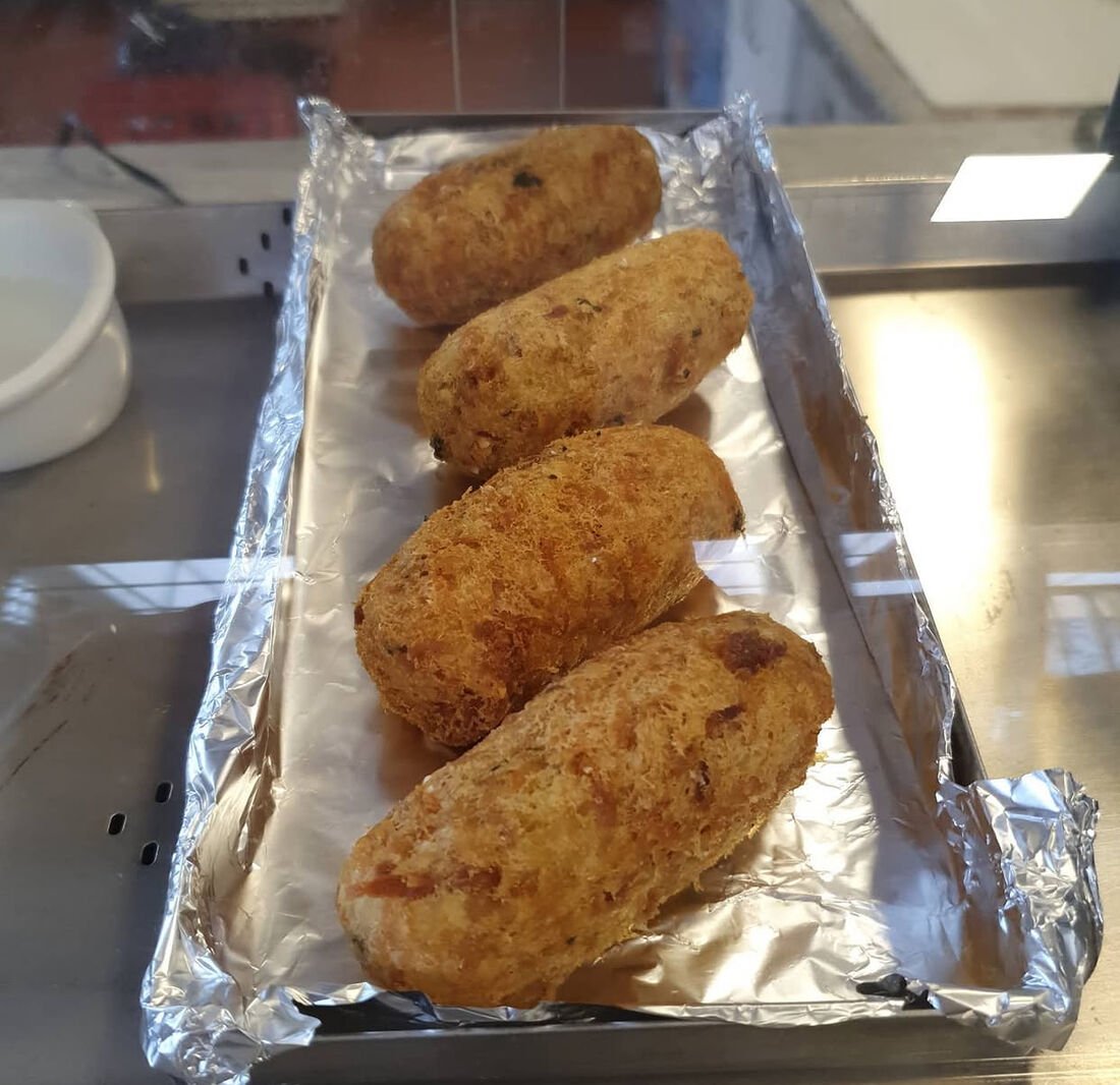 Croquetes caseiros dourados em bandeja
