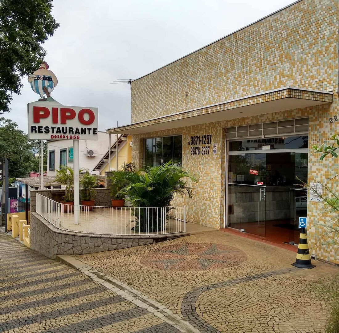 Fachada do Restaurante Pipo com a placa histórica em Valinhos