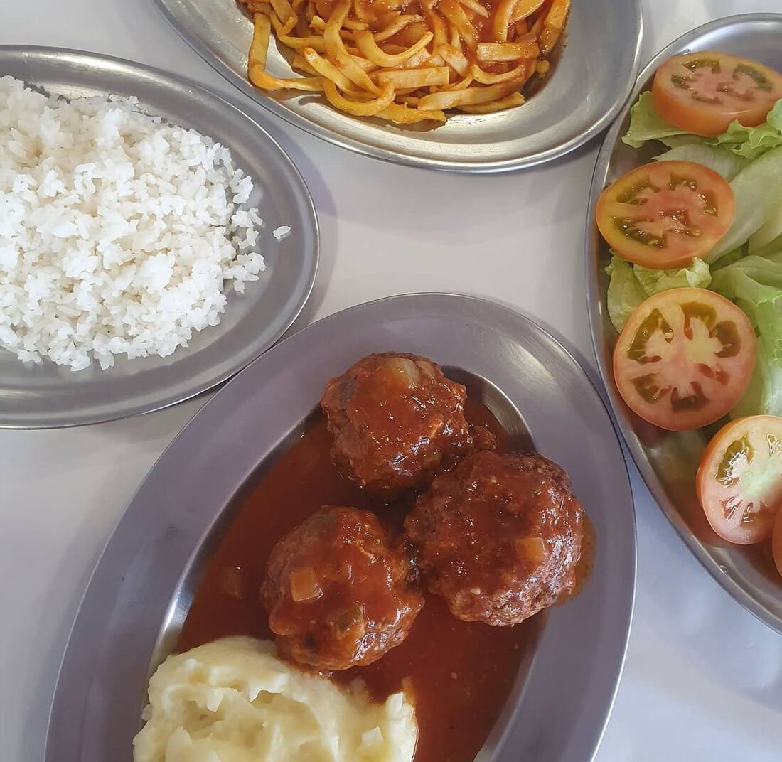 Prato executivo com almôndegas, arroz, purê e salada