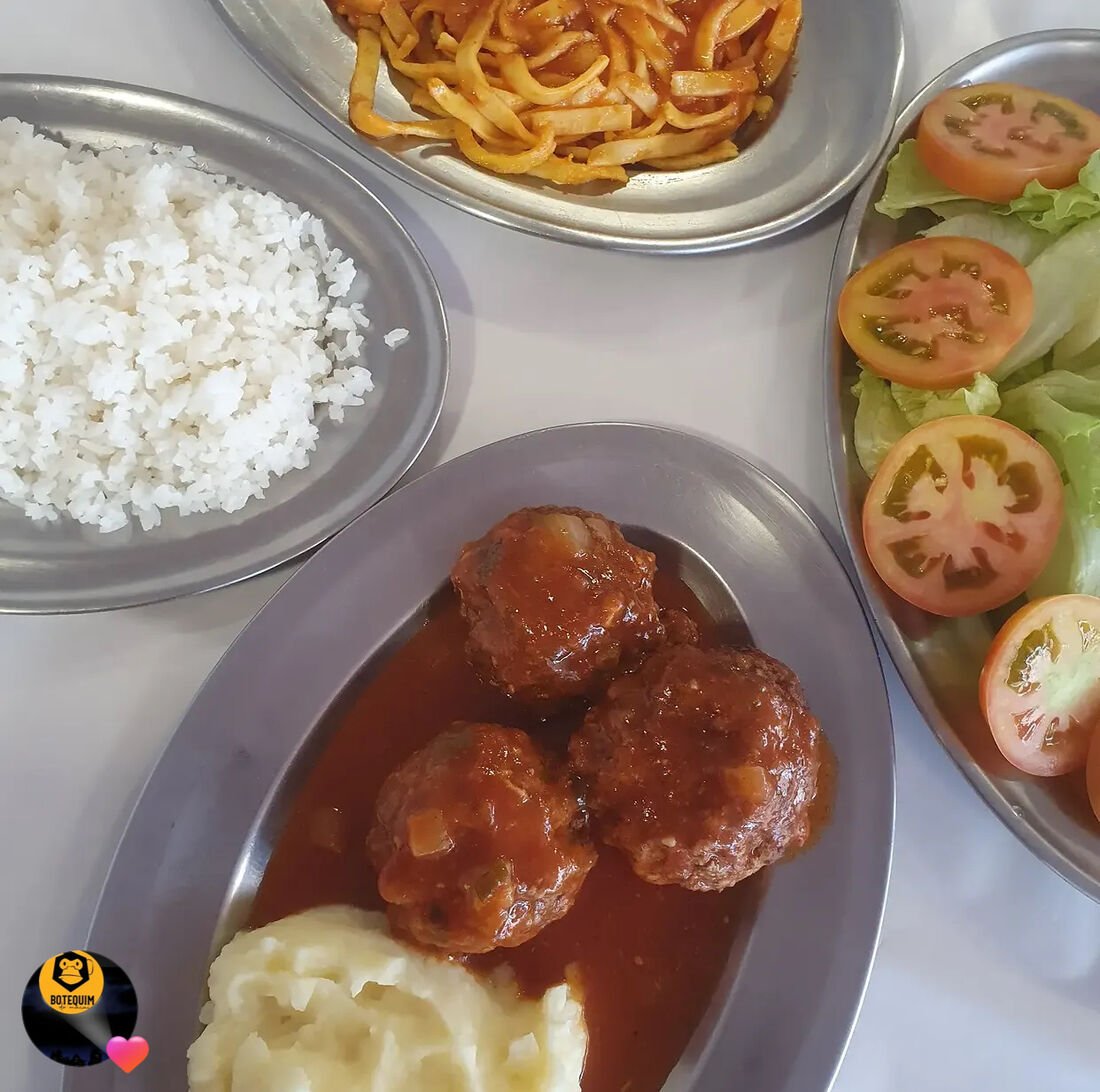 Almôndegas ao molho acompanhadas de purê, arroz e salada