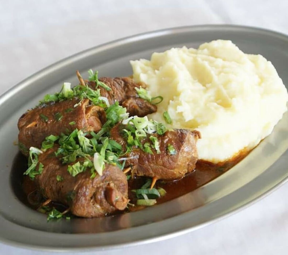 Bife à rolê recheado ao molho com purê de batatas