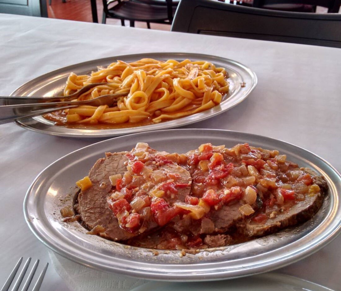 Carne assada fatiada ao molho de tomate com talharim