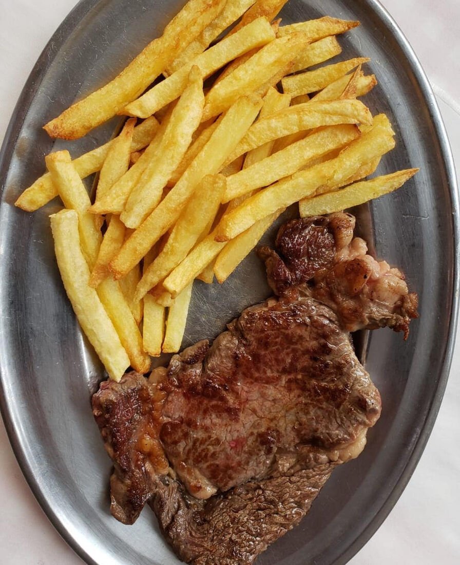 Contrafilé grelhado com batatas fritas