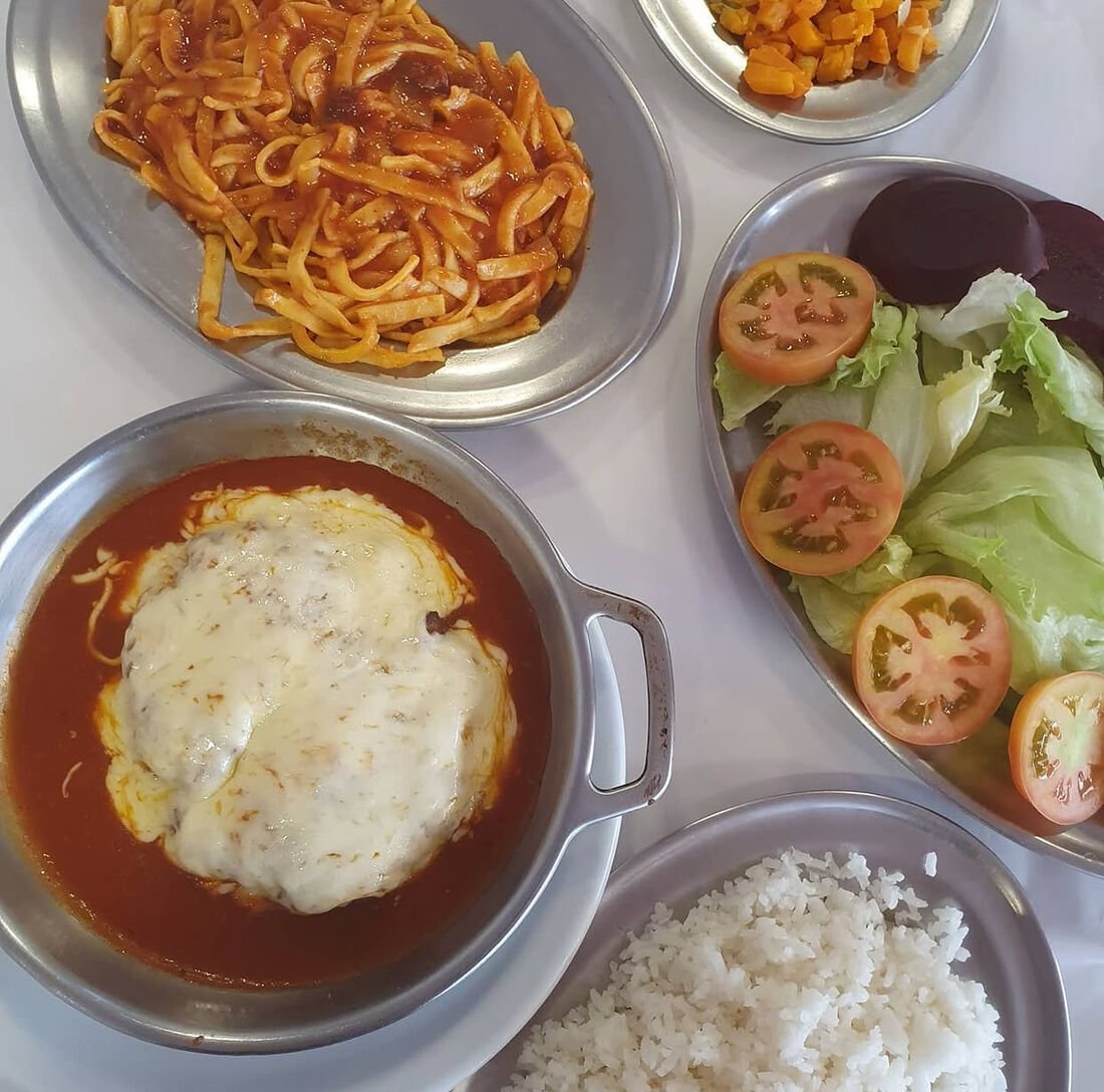 Filé à parmegiana com talharim ao sugo