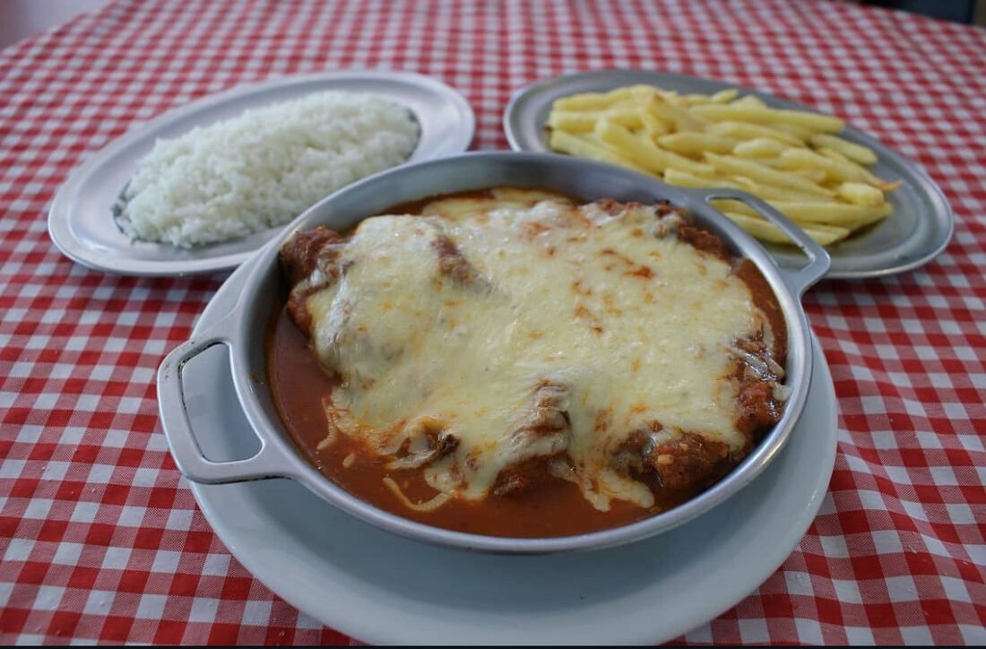 Filé à parmegiana com muçarela gratinada, arroz e batatas fritas